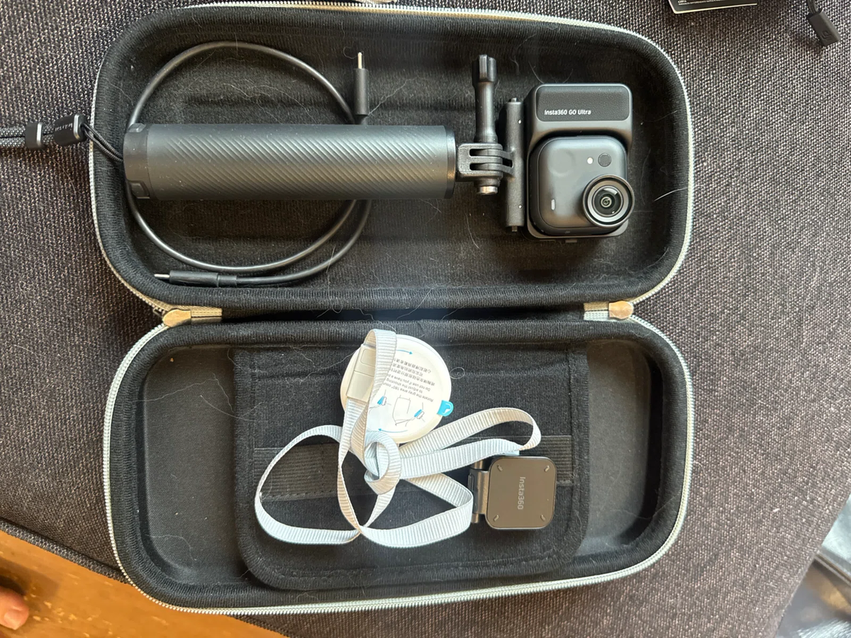 実際にセットしたInsta360 GO Ultraをケースに入れている画像